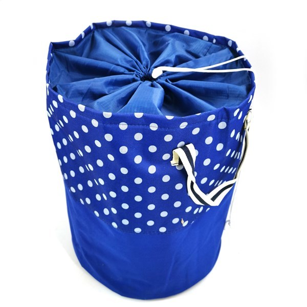 Pepeganga S.A.. Cesto para ropa, de tela, tapa cierre con cordón, con asas