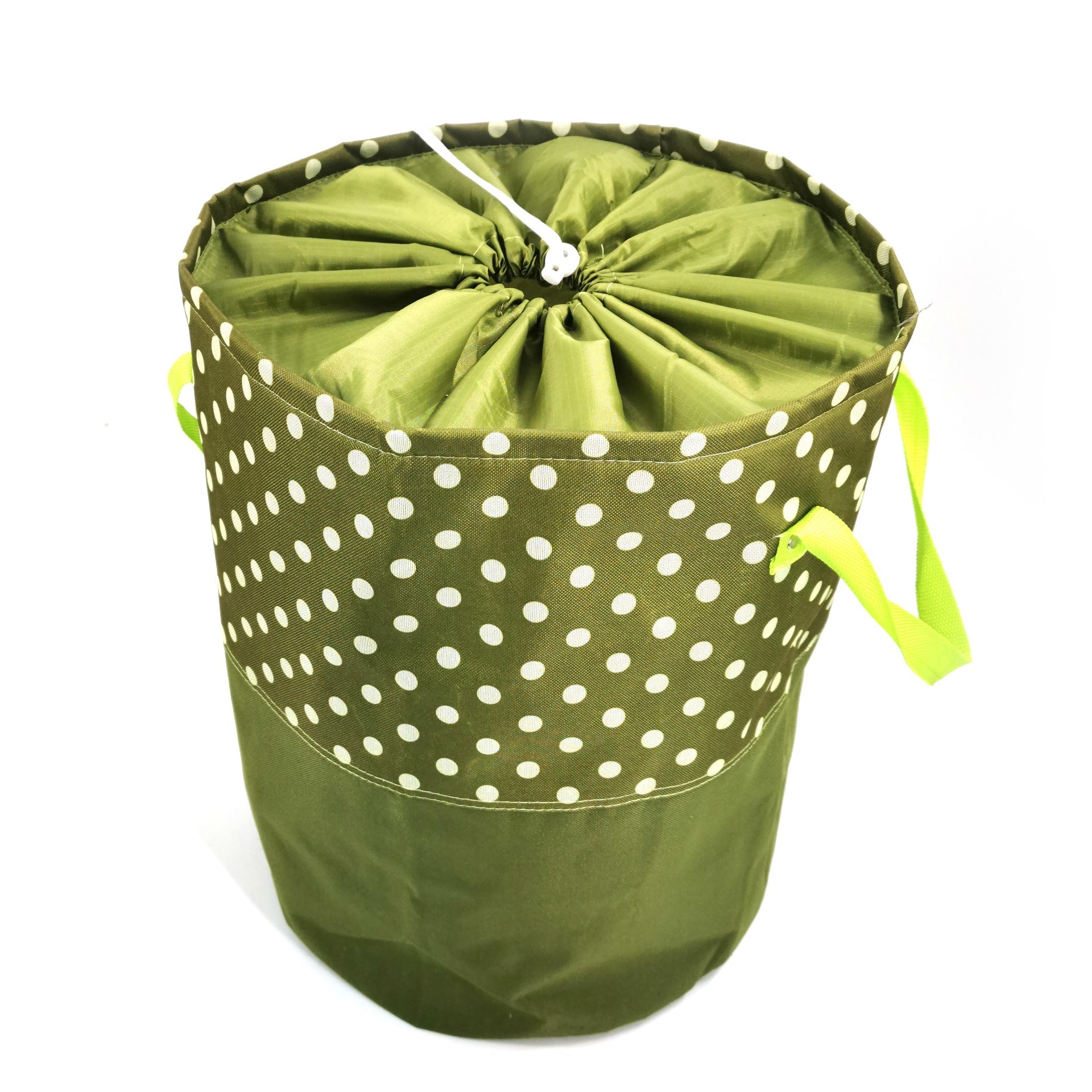 Pepeganga S.A.. Cesto para ropa, de tela, tapa cierre con cordón, con asas