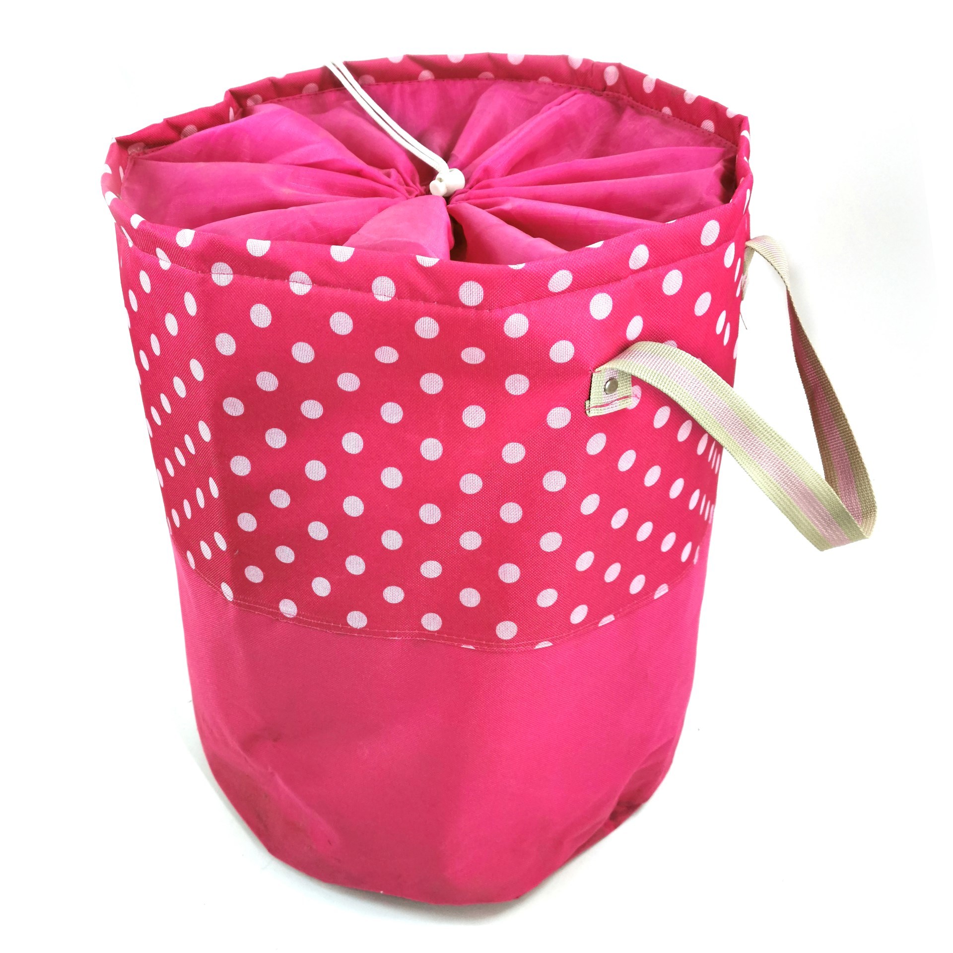 Pepeganga S.A.. Cesto para ropa, de tela, tapa cierre con cordón, con asas