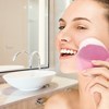 Imagen de Masajeador esponja para limpieza facial, de silicona, recargable, en caja de acrílico, varios colores