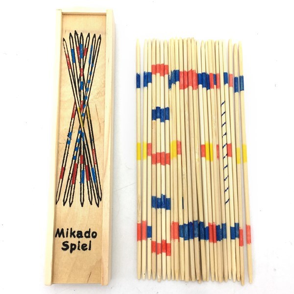 Imagen de Mikado, palitos de madera, en caja de madera