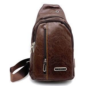 Imagen de Mochila bandolera, símil cuerina, en bolsa