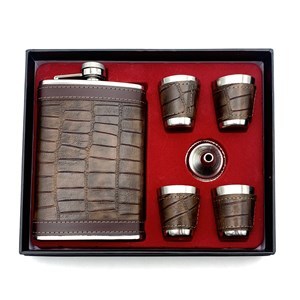 Imagen de Petaca de acero inoxidable forrada, con 4 vasos de shots y un mini embudo, en caja
