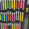 Imagen de Maletín escolar, 150 piezas, contiene marcadores, lápices, crayolas, pasteles, acuarelas, y varios accesorios