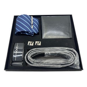 Imagen de Billetera de caballero con cinturón y accesorios, en caja