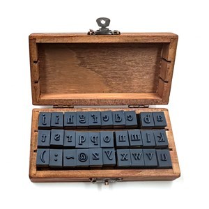Imagen de Sellos letras y símbolos x30, en caja de madera