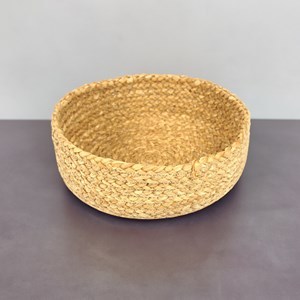 Imagen de Cesta redonda de fibras naturales, junco de agua