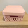 Imagen de Caja organizadora de plástico con tapa calada 11L, ROSADO