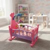 Imagen de Cama cuna para muñeca, de plástico, mecedora con accesorios, en caja